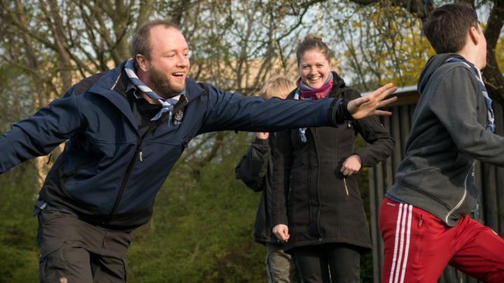 Spejderleder der leger tagfat